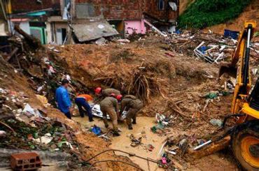 Equipes de resgate buscam por 11 desaparecidos aps as chuvas que assolaram o Grande Recife